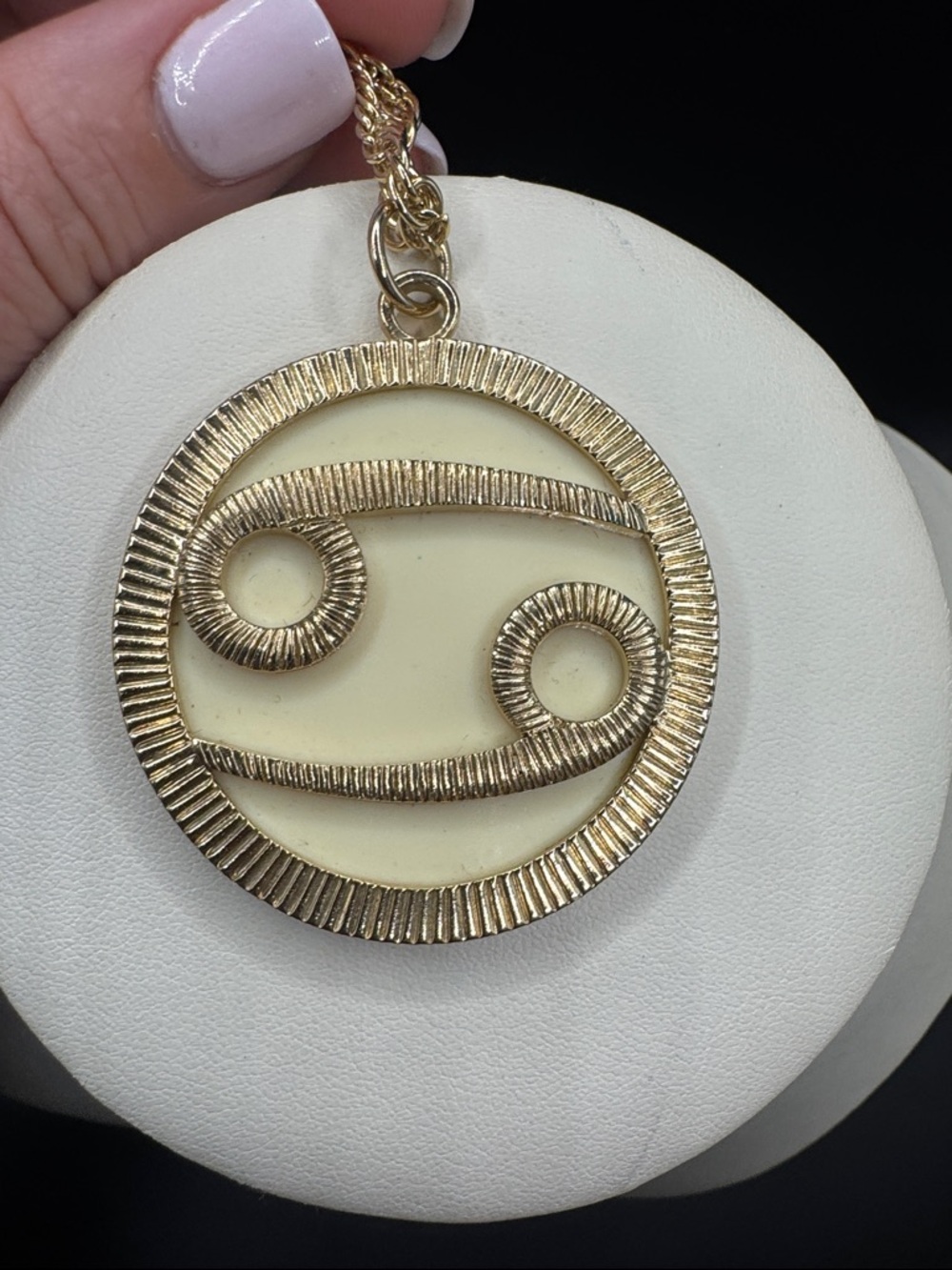 Gold Cancer Zodiac Pendant Necklace - Women's Jewelry Sarah Coventry Rare 24 in - Picture 3 of 5